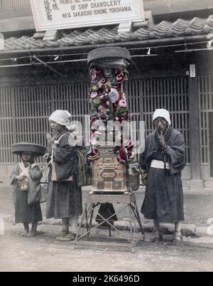 Buddhistische Pilger mit tragbarem Altar, Japan, c.1880, Vintage-Foto aus dem späten 19.. Jahrhundert Stockfoto