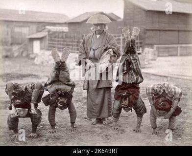 Street Jongleers, Japan, c.1880s Akrobaten Vintage Foto aus dem späten 19.. Jahrhundert Stockfoto