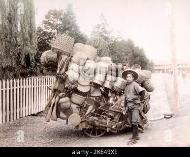 c. 1880s Japan - Verkäufer von Korb- und Besen Stockfoto