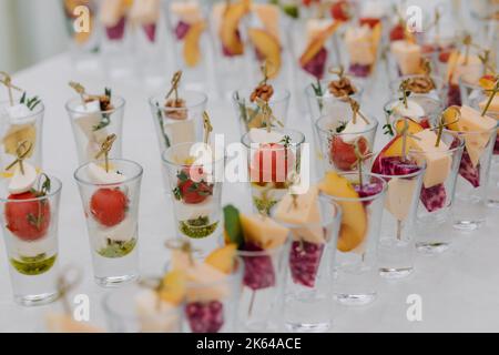 Ein gedeckten Tisch mit Vorspeisen in einer Reihe angeordnet Stockfoto
