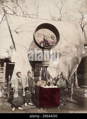 19. Jahrhundert Vintage-Fotografie - Gruppe japanische Akrobaten, Darsteller, Bühne eine Show der akrobatischen Kunststücke. Japan, um 1880. Stockfoto