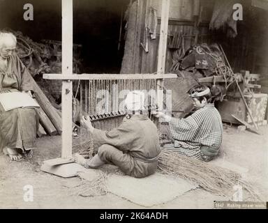 Vintage-Fotografie des 19. Jahrhunderts - Japanische Männer weben Strohmatten auf einem Webstuhl, Japan, um 1880. Stockfoto