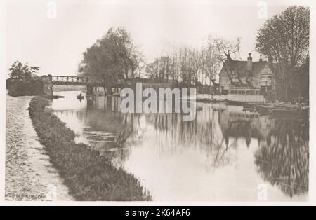 Vintage 19th century/1900er 's Foto von Peter Henry Emerson. Emerson war ein britischer Schriftsteller und Fotograf. Seine Fotografien sind frühe Beispiele für die Förderung der geraden Fotografie als Kunstform. Er ist bekannt für seine Fotografien, die ländliche Räume zeigten, und für seine Auseinandersetzungen mit dem fotografischen Establishment über den Zweck und die Bedeutung der Fotografie. River Bank Szene, Norfolk? Stockfoto