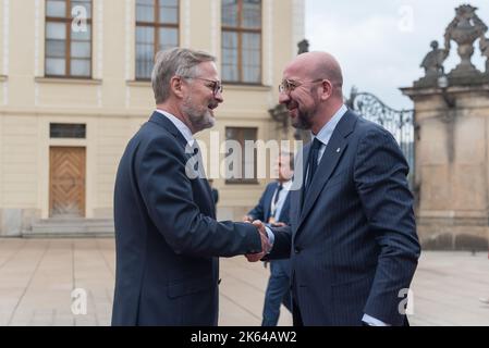 Prag, Tschechische Republik. 6. Oktober 2022. Der tschechische Premierminister Petr Fiala (L) und der Präsident des Europäischen Rates Charles Michel (R) vor dem Gipfeltreffen der Europäischen Politischen Gemeinschaft in Prag. Es handelt sich um das erste Treffen, das jemals von einem breiteren Format von Mitgliedstaaten der Europäischen Union und anderen europäischen Ländern auf dem gesamten Kontinent durchgeführt wurde. (Bild: © Tomas Tkacik/SOPA Images via ZUMA Press Wire) Stockfoto