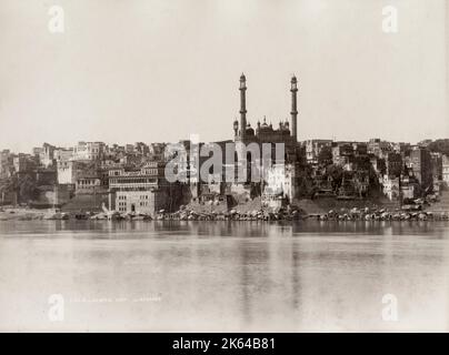 19. Jahrhundert Vintage-Fotografie - Ansicht von Benares (Varanasi) von der anderen Seite des Ganges, Indien, um 1860, Samuel Bourne für Bourne und Shepherd. Stockfoto