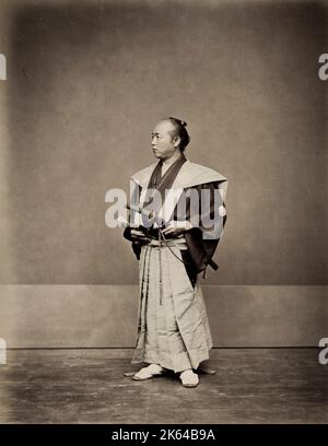 19. Jahrhundert Vintage-Fotografie - Samurai mit zwei Schwertern, Japan, um 1880, möglicherweise von einem Schauspieler gestellt. Stockfoto