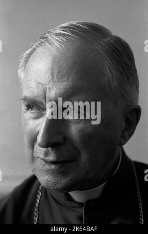 Marcel Lefebvre, katholischer französischer Priester und Erzbischof, der junge Priester in Buenos Aires, Argentinien, bestellt Stockfoto