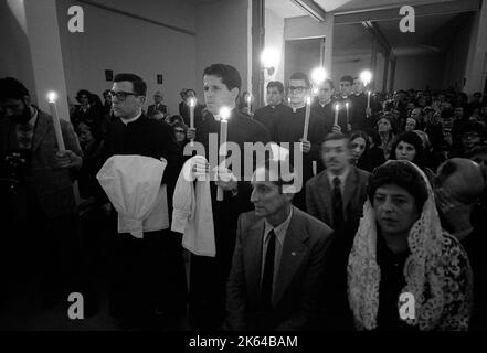 Marcel Lefebvre, katholischer französischer Priester und Erzbischof, der junge Priester in Buenos Aires, Argentinien, bestellt Stockfoto