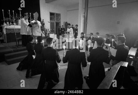 Marcel Lefebvre, katholischer französischer Priester und Erzbischof, der junge Priester in Buenos Aires, Argentinien, bestellt Stockfoto