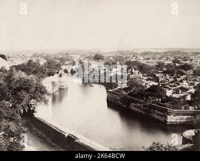 Altes Foto aus dem 19. Jahrhundert: Bharatpur, auch Bharatpore, Bhurtpore, Nordindien, Blick vom Fort von Samuel Bourne, ca. 1865. Stockfoto