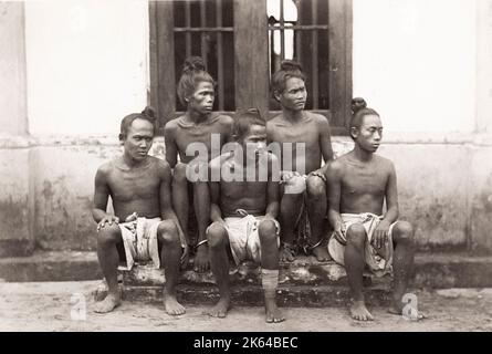 Vintage 19. Jahrhundert Foto: Gruppe von Prsionern, Siam, Thailand. Mit der Bildunterschrift „Colonel Hamilton's Murders“. Stockfoto