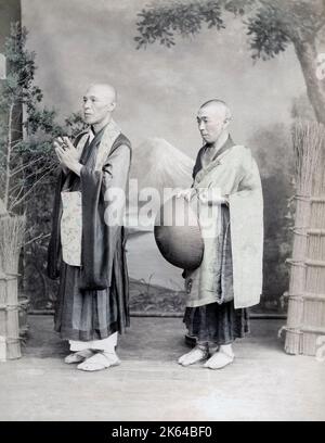 Buddhistische Pilger, Studioumgebung, Japan, c.1880, Vintage-Foto aus dem späten 19.. Jahrhundert Stockfoto