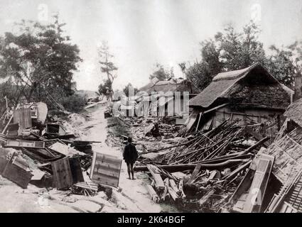 Erdbebenschäden, Japan, c.1890s Vintage-Foto aus dem späten 19.. Jahrhundert Stockfoto