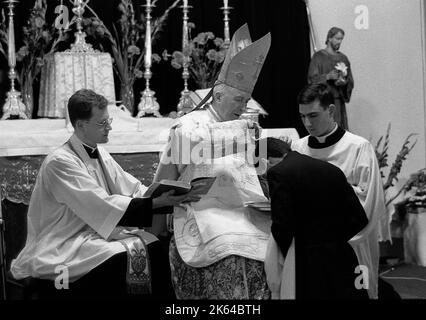 Marcel Lefebvre, katholischer französischer Priester und Erzbischof, der junge Priester in Buenos Aires, Argentinien, bestellt Stockfoto