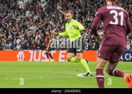 Kopenhagen, Dänemark. 11. Oktober 2022. Schiedsrichter Artur Dias beim UEFA Champions League-Spiel zwischen dem FC Kopenhagen und Manchester City im Park in Kopenhagen. (Foto: Gonzales Photo/Alamy Live News Stockfoto