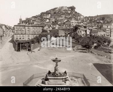 19. Jahrhundert Vintage-Foto - Rocca di Papa ist eine kleine Stadt und Gemeinde in der Metropolstadt Rom, Latium, Italien. Es ist eines der Castelli Romani etwa 25 Kilometer südöstlich von Rom auf den Alban Hills. Es liegt in der Nähe der anderen Gemeinden Velletri, Rocca Priora, Monte Compatri, Grottaferrata, Albano und Marino. Stockfoto