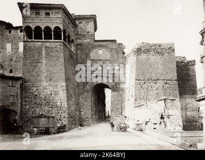 Vintage-Fotografie aus dem 19.. Jahrhundert - der etruskische Bogen oder der Augustusbogen oder das Augustustor ist eines von acht Toren in der etruskischen Mauer von Perusia, heute bekannt als Perugia. Stockfoto