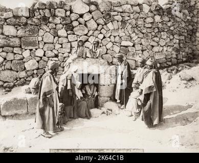 Vintage 19. Jahrhundert Foto: Grab des Lazarus in Bethanien, Bild um 1890. Das Lazarusgrab ist ein traditioneller Wallfahrtsort in der Stadt al-Eizariya am Westjordanland, die traditionell als das biblische Dorf Bethanien bezeichnet wird, am südöstlichen Hang des Ölbergs, etwa 2.4 km (1.5 Meilen) östlich von Jerusalem. Stockfoto