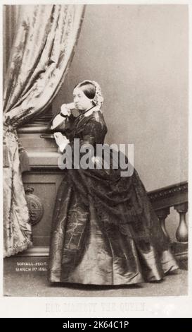 Vintage-Foto aus dem 19. Jahrhundert: Ihre Majestät Königin Victoria, aus einem Carte de Visite von Mayall, 1858. Victoria (Alexandrina Victoria; 24. Mai 1819 - 22. Januar 1901) war vom 20. Juni 1837 bis zu ihrem Tod Königin des Vereinigten Königreichs Großbritannien und Irland. Stockfoto