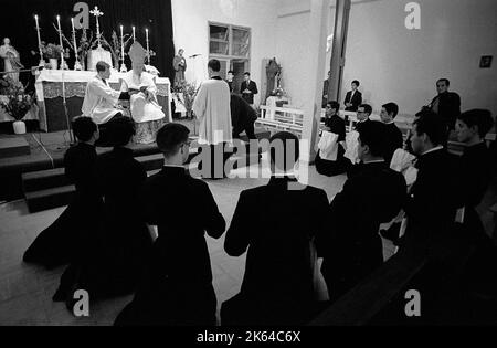 Marcel Lefebvre, katholischer französischer Priester und Erzbischof, der junge Priester in Buenos Aires, Argentinien, bestellt Stockfoto