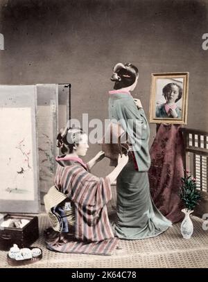 Ende des 19th. Jahrhunderts Vintage-Foto: Geisha hat ihre obi-Schärpe gefesselt, Japan Stockfoto