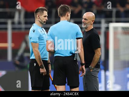 AC Mailand-Cheftrainer Stefano Pioli sprach mit dem Schiedsrichter nach dem UEFA Champions League-Spiel der Gruppe E im San Siro Stadium, Mailand. Bilddatum: Dienstag, 11. Oktober 2022. Stockfoto