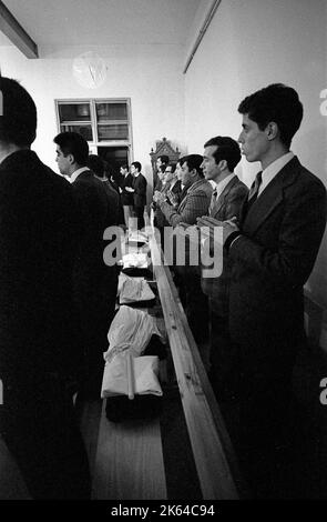 Marcel Lefebvre, katholischer französischer Priester und Erzbischof, der junge Priester in Buenos Aires, Argentinien, bestellt Stockfoto