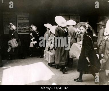 Englisch die Schülerinnen auf eine Reise nach Paris Frankreich, c 1920 s Stockfoto