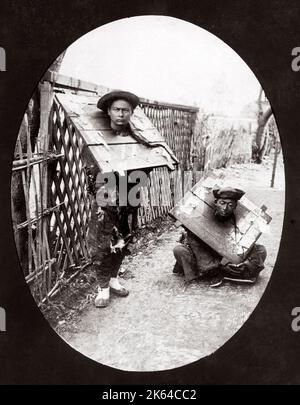 C 1880 Chinas Verbrecher in der cangue, Verbrechen und Strafe Stockfoto