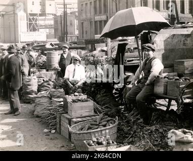 Kanada c 1920 - Obst und Gemüse Händler in Bonsecours Market Montreal Bonsecours Market, bei 350 rue Saint-Paul in der Altstadt von Montreal, ist ein zwei-stöckige gewölbte öffentlichen Markt. Seit mehr als 100 Jahren, war es die wichtigsten öffentlichen Markt in Montreal. Es auch kurz das Parlament des Vereinigten Kanada für eine Sitzung im Jahre 1849 untergebracht. Stockfoto