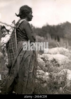 Im frühen 20. Jahrhundert vintage Pressefoto-native nordamerikanischen Indianer Frau mit Baby in Papoose, Minaki, Ontario, Kanada
