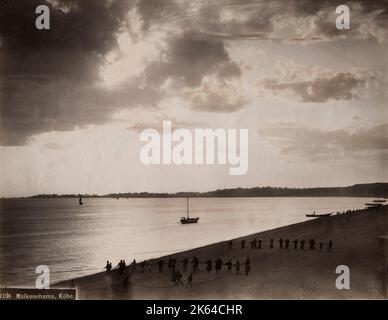 Vintage 19. Jahrhundert Foto - Meiji Ära Japan: Sonnenuntergang am Strand von Maikonohama, in der Nähe von Kobe, Fischer ziehen Netze oder Boote. Stockfoto