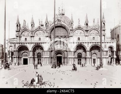 19. Jahrhundert Vintage-Foto: Tauben füttern auf dem Markusplatz, mit Blick auf die Kathedrale, Venedig, Italien, um 1890 Stockfoto