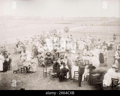 19. Jahrhundert Vintage-Foto: Menschenmenge bei Kairoer Rennen, Rennbahn, Ägypten, um 1890. Stockfoto