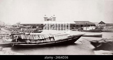 Vintage 19. Jahrhundert Foto: Customs House Sheds, Yokohama, Japan, Boote im Vordergrund. Stockfoto