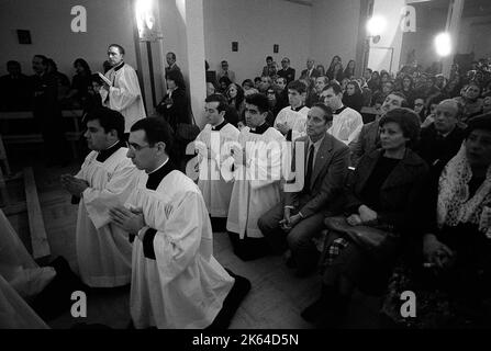 Marcel Lefebvre, katholischer französischer Priester und Erzbischof, der junge Priester in Buenos Aires, Argentinien, bestellt Stockfoto