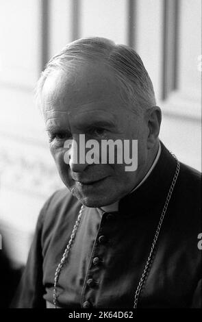 Marcel Lefebvre, katholischer französischer Priester und Erzbischof, der junge Priester in Buenos Aires, Argentinien, bestellt Stockfoto