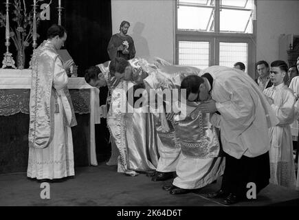 Marcel Lefebvre, katholischer französischer Priester und Erzbischof, der junge Priester in Buenos Aires, Argentinien, bestellt Stockfoto