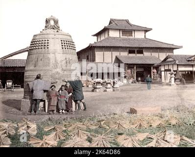 C. 1880 Japan - riesige bronzene Glocke Stockfoto