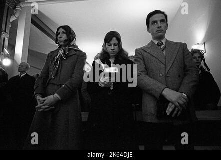 Marcel Lefebvre, katholischer französischer Priester und Erzbischof, der junge Priester in Buenos Aires, Argentinien, bestellt Stockfoto