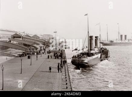 Vintage-Foto des 19. Jahrhunderts: Schiff verlässt das Dock im Hafen von Liverpool, England. Stockfoto
