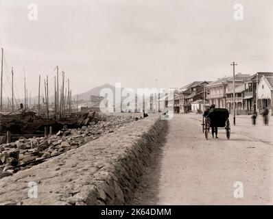 19. Jahrhundert Vintage-Foto: Bund von Kobe, Japan, Rikscha und Boote im Vordergrund Stockfoto