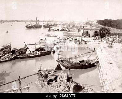 Spätes 19th Jahrhundert Vintage Foto: Kalkutta, Blick auf den Hooghly River, Boote und Werften. Stockfoto