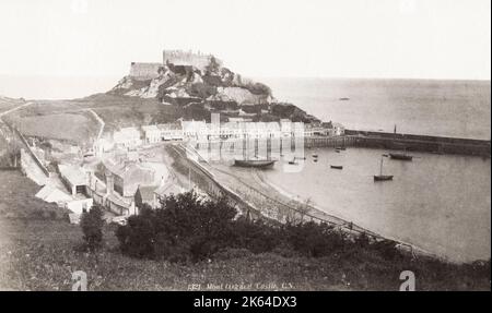 Altes Foto aus dem 19. Jahrhundert: Mont Orgueil ist ein Schloss in Jersey mit Blick auf den Hafen von Gorey. Es wird auch als Schloss Gorey von englischsprachigen Menschen und Le ViÃƒÂ¨r Chate von JÃƒÂ¨Rriais-Speakers von Kanalinseln bezeichnet. Stockfoto