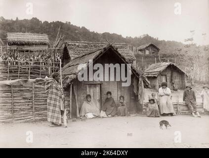 Vintage 19. Jahrhundert Foto: Neuseeland - Maori Familie vor einem Haus in Atene, Whanganui. Stockfoto