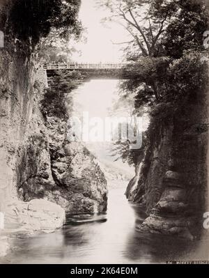 Vintage 19. Jahrhundert Foto: Monkey Bridge, hohe Holzbrücke über eine Schlucht, Japan. Stockfoto