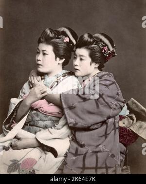 Zwei Geishas in Kimonos, Japan, c.1870's Vintage Foto aus dem späten 19.. Jahrhundert Stockfoto