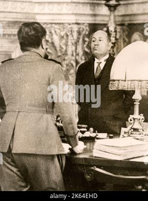 Anfang des 20.. Jahrhunderts Vintage-Pressefoto - Benito Mussolini, italienischer faschistischer Führer, im Gespräch mit seinem Milizchef, c. Benefini Stockfoto