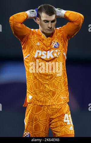 Zagreb, Kroatien. 11. Oktober 2022. ZAGREB, KROATIEN - 11. OKTOBER: Dominik Livakovic von Dinamo Zagreb beim UEFA Champions League-Spiel der Gruppe E zwischen Dinamo Zagreb und dem FC Salzburg am 11. Oktober 2022 im Maksimir-Stadion in Zagreb, Kroatien. Foto: Igor Kralj/PIXSELL Credit: Pixsell Foto- und Videoagentur/Alamy Live News Stockfoto