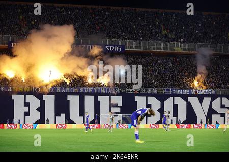 Zagreb, Kroatien. 11. Oktober 2022. ZAGREB, KROATIEN - 11. OKTOBER: Fanflair der Dinamo Bad Blue Boys beim UEFA Champions League-Spiel der Gruppe E zwischen Dinamo Zagreb und dem FC Salzburg am 11. Oktober 2022 im Maksimir-Stadion in Zagreb, Kroatien. Foto: Goran Stanzl/PIXSELL Credit: Pixsell Foto- und Videoagentur/Alamy Live News Stockfoto